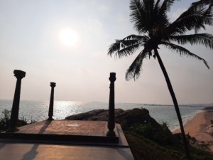 Niraamaya Retreats Surya Samudra Kovalam - Yoga platform dat uitkijkt over de zee