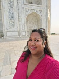 Subhadra aan de Taj Mahal